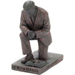 603799523851 Pastor Praying (Figurine)